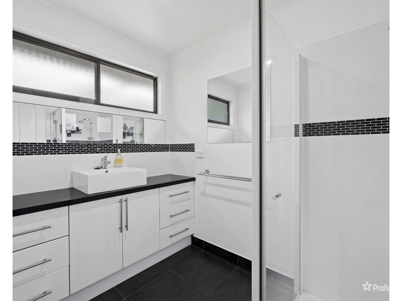 17 Victoria Street, Carisbrook VIC 3464