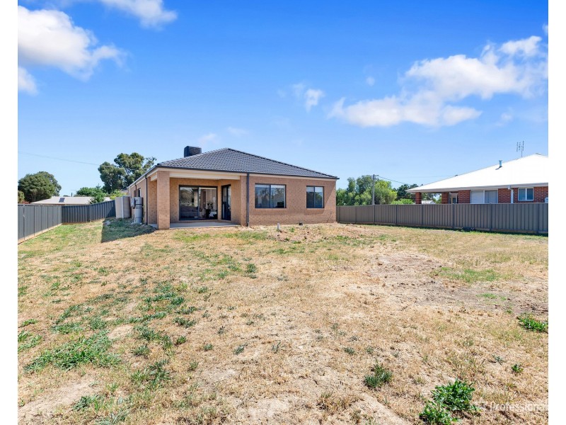 18 Powlett Street, Carisbrook VIC 3464