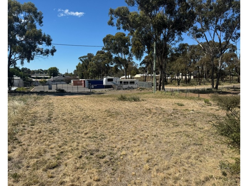 16 McPherson Avenue, Maryborough VIC 3465