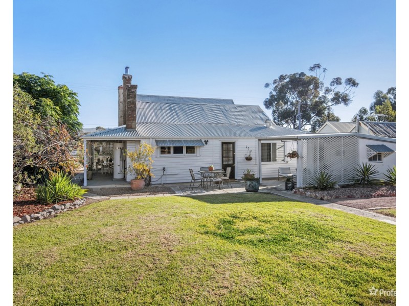 90 High Street, Avoca VIC 3467