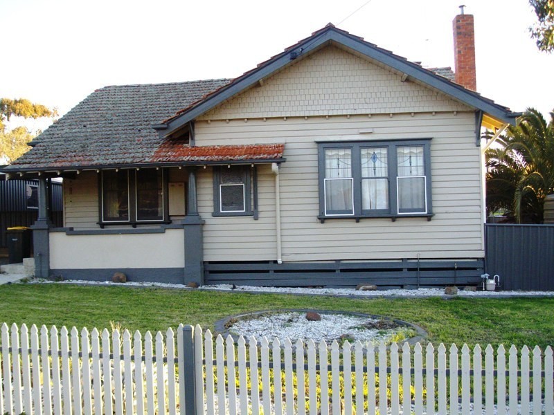 17 Peel Street, Maryborough VIC 3465