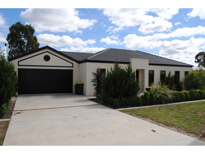 13 Albert Street, Carisbrook VIC 3464