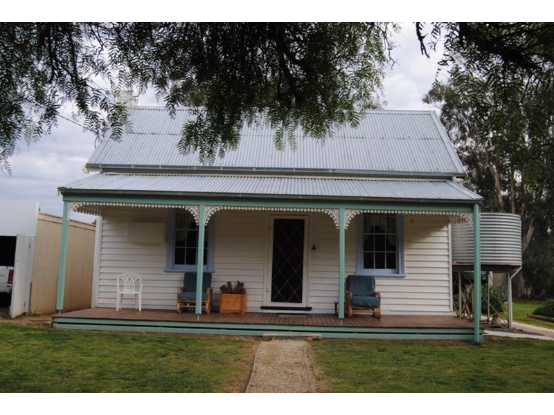 16 School Road, Maryborough VIC 3465