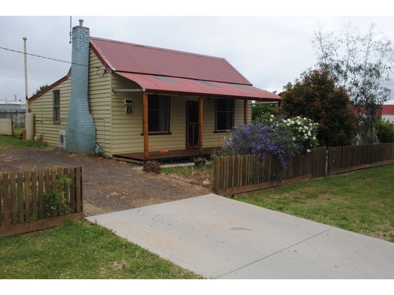 10 Lowenstein Street, Maryborough VIC 3465