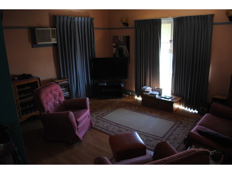 7064 Pyrenees  Highway, Avoca VIC 3467