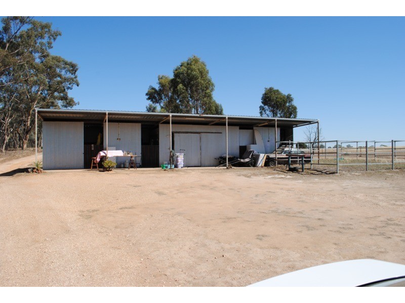 7064 Pyrenees Highway, Avoca VIC 3467