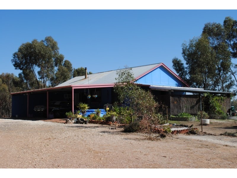 7064 Pyrenees Highway, Avoca VIC 3467