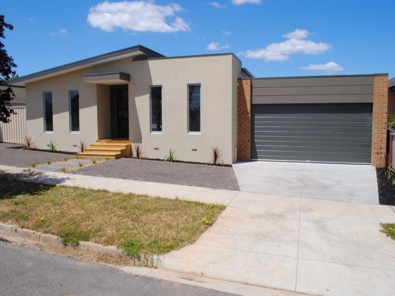 Units 5 & 6/114-118 Gillies  Street, Maryborough VIC 3465