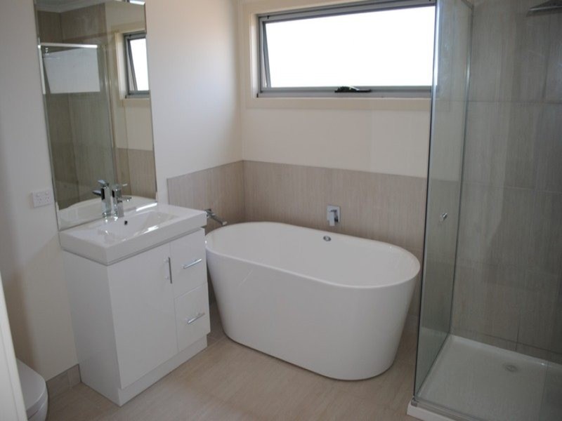 Units 5 & 6/114-118 Gillies  Street, Maryborough VIC 3465