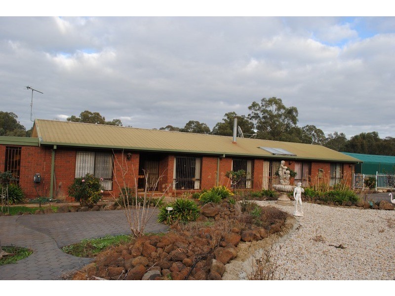 8 Menzies  Drive, Daisy Hill VIC 3465