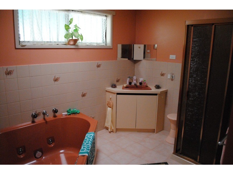 8 Menzies  Drive, Daisy Hill VIC 3465