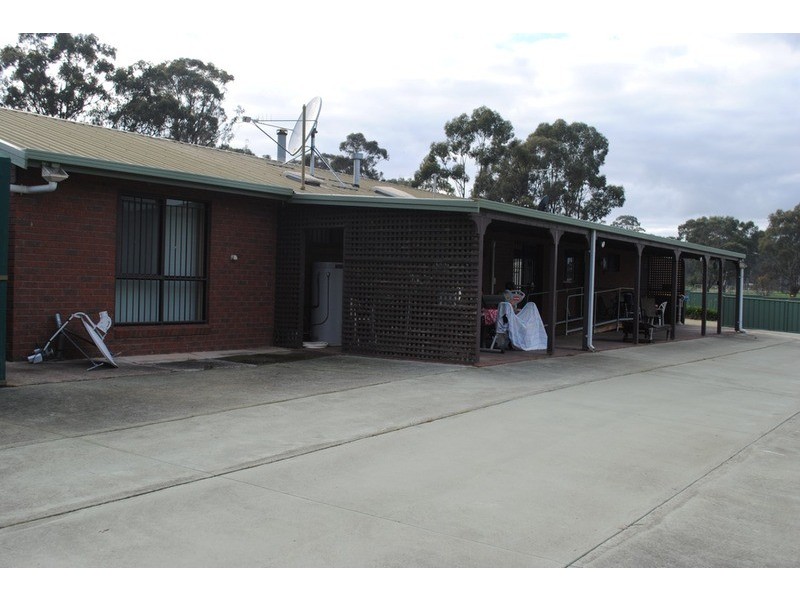 8 Menzies  Drive, Daisy Hill VIC 3465