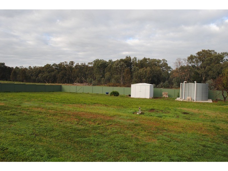 8 Menzies  Drive, Daisy Hill VIC 3465