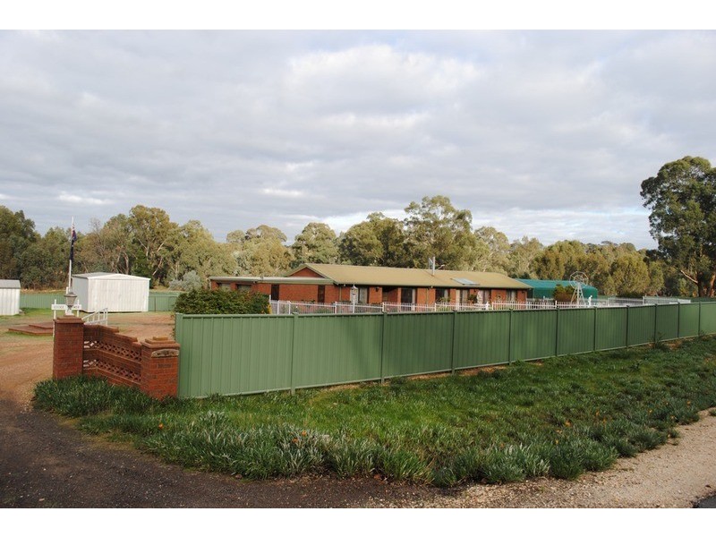 8 Menzies  Drive, Daisy Hill VIC 3465