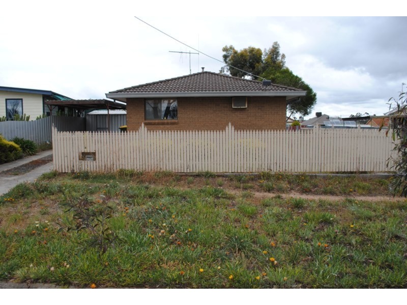 1/8 McPherson Avenue, Maryborough VIC 3465