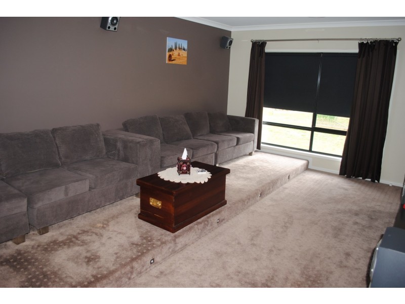 12 Dehnerts Road, Daisy Hill VIC 3465