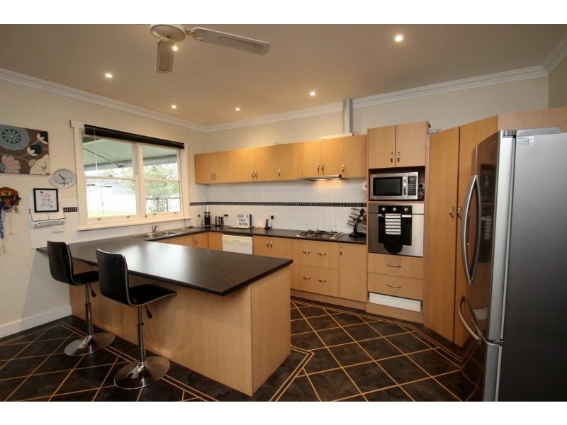 9 Faraday Street, Avoca VIC 3467
