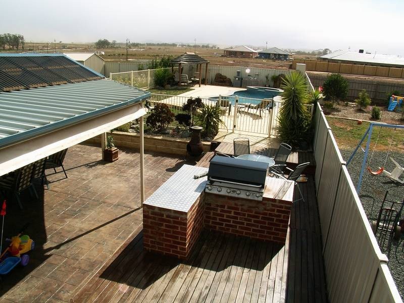 18 Stableford Chase, Melton VIC 3337