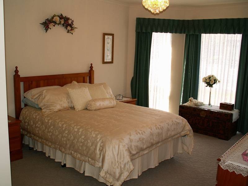 11 Winfield Drive, Kurunjang VIC 3337