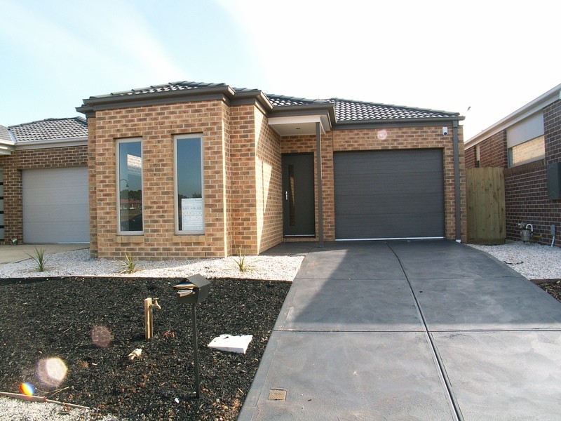 2/19 Haywood Grove, Melton West VIC 3337