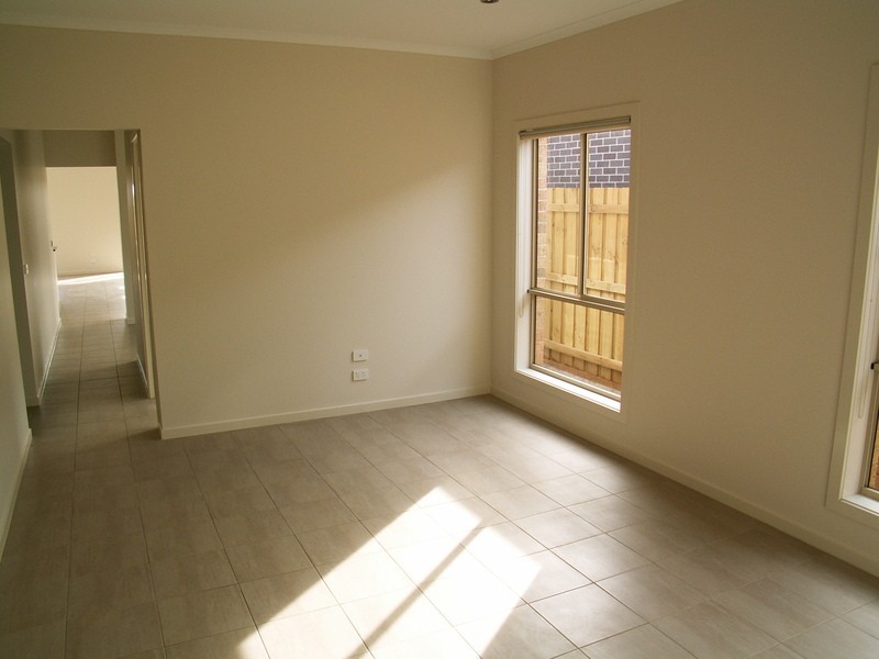 2/19 Haywood Grove, Melton West VIC 3337