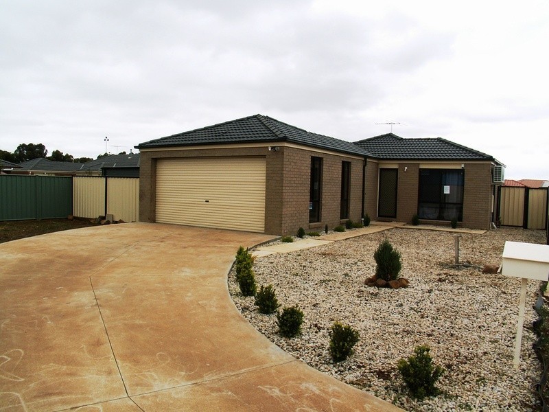 14 Linda Place, Melton VIC 3337
