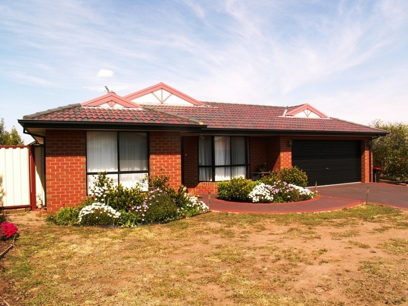 6 Lakeside Court, Melton West VIC 3337