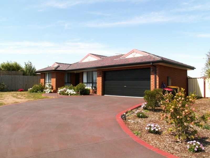 6 Lakeside Court, Melton West VIC 3337