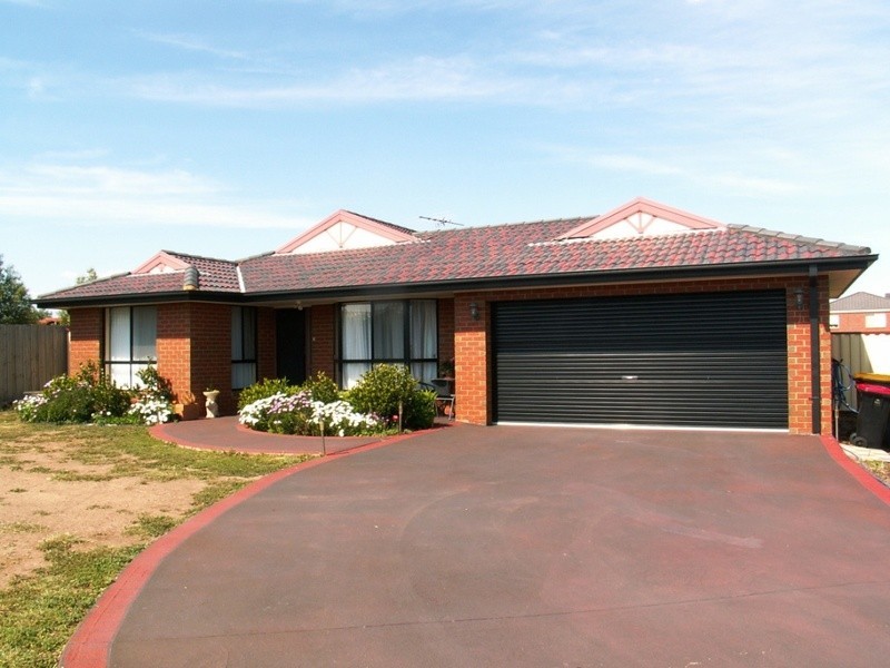 6 Lakeside Court, Melton West VIC 3337