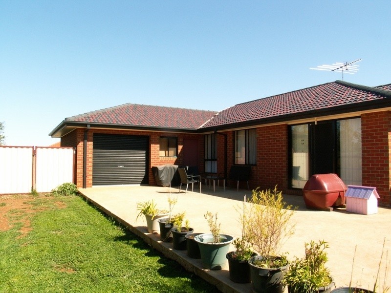 6 Lakeside Court, Melton West VIC 3337