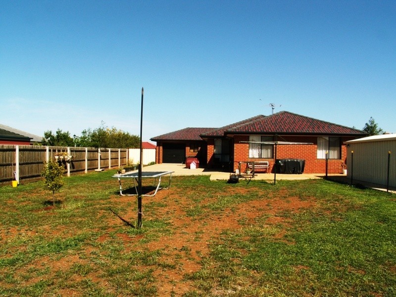 6 Lakeside Court, Melton West VIC 3337