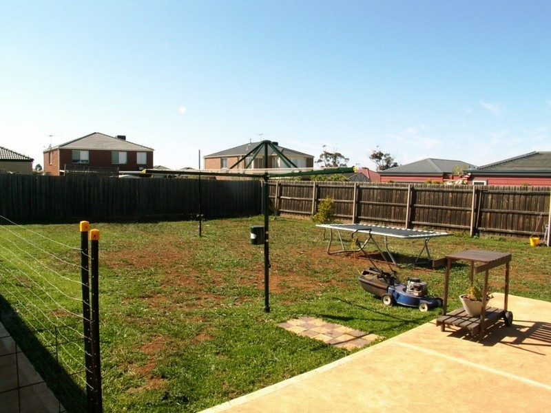 6 Lakeside Court, Melton West VIC 3337