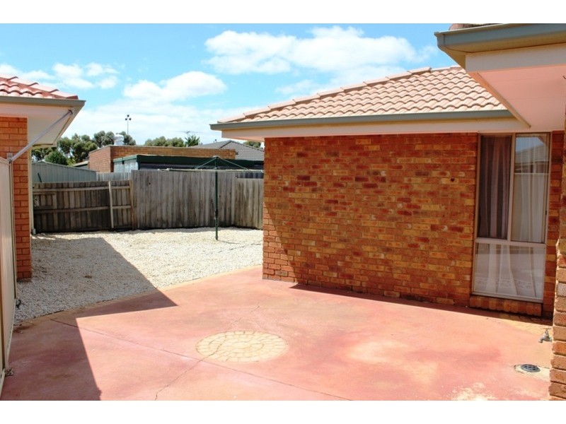 1/16 Belinda Crescent, Melton VIC 3337