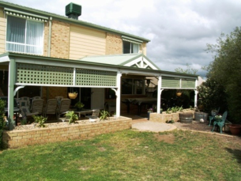 2 Parkway Place, Melton West VIC 3337