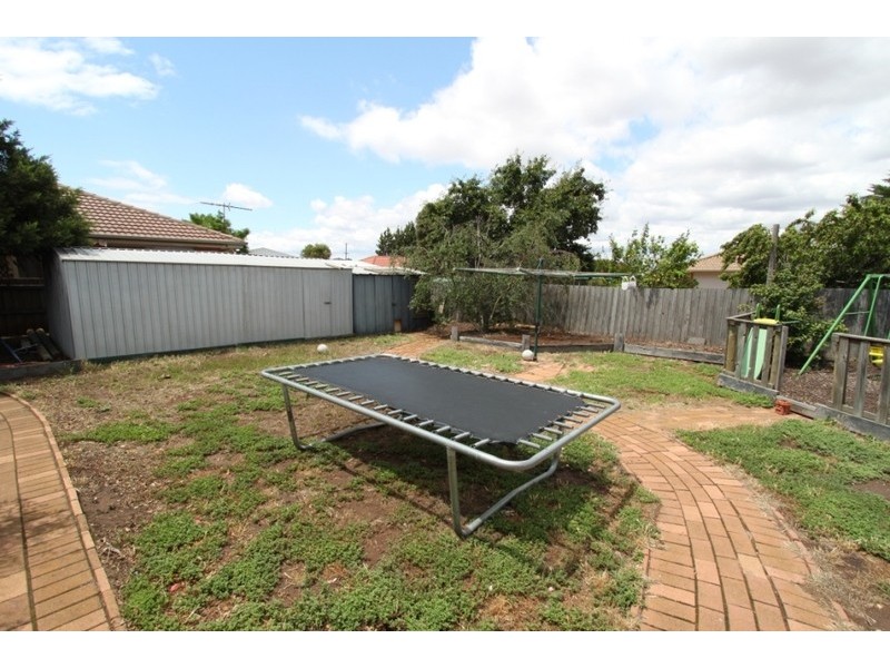 17 Denny Place, Melton South VIC 3338