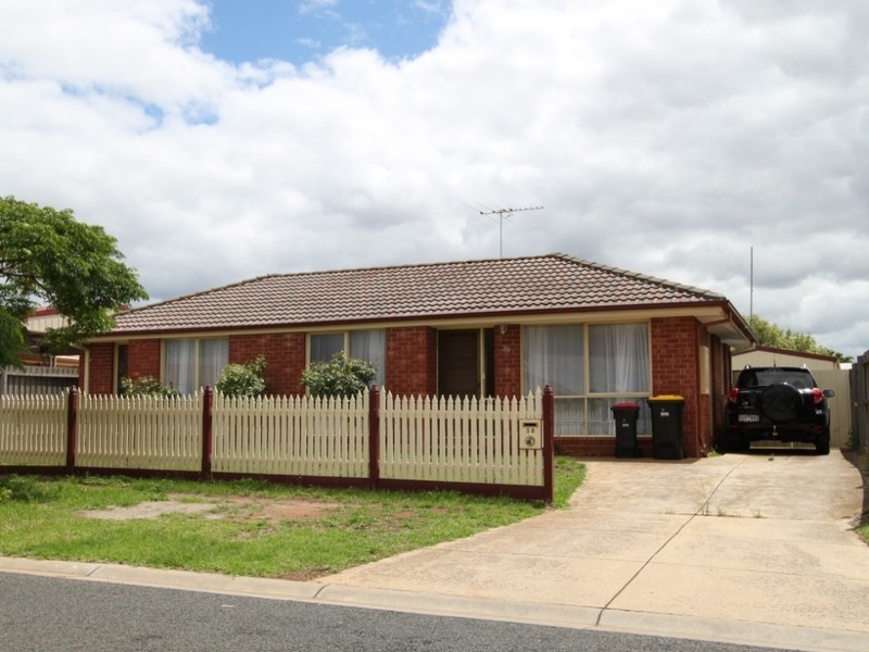 38 Walsingham Crescent, Melton VIC 3337