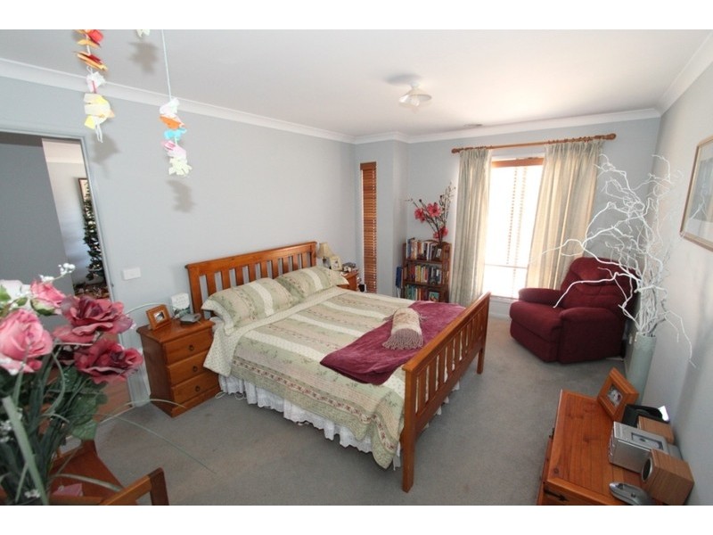 42 Carlyon Close, Melton West VIC 3337