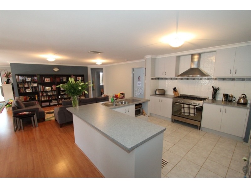 42 Carlyon Close, Melton West VIC 3337