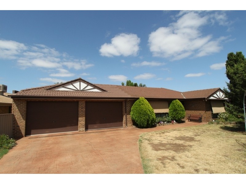 2 Paul Court, Melton VIC 3337