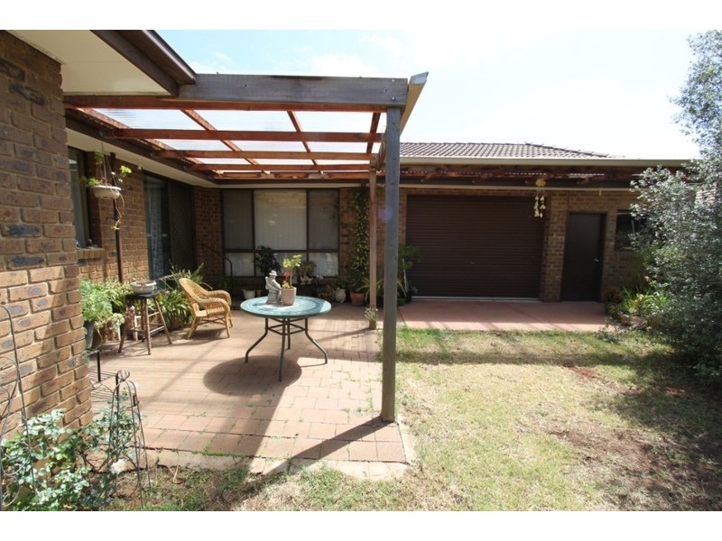 2 Paul Court, Melton VIC 3337