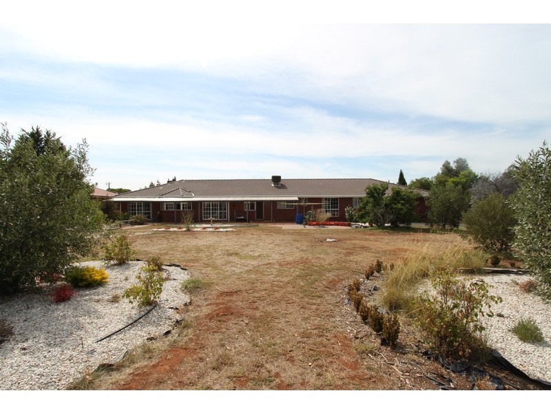 43 Springbank Way, Brookfield VIC 3338