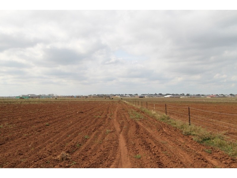 397-435 Harkness Road, Melton VIC 3337