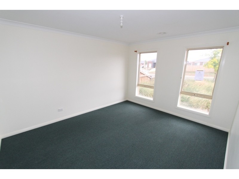 35 Roslyn Park Drive, Melton VIC 3337