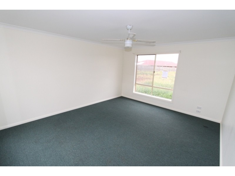 35 Roslyn Park Drive, Melton VIC 3337