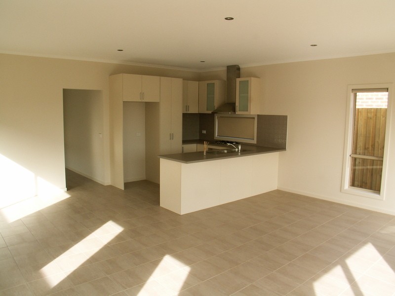 2/19 Haywood Grove, Melton VIC 3337