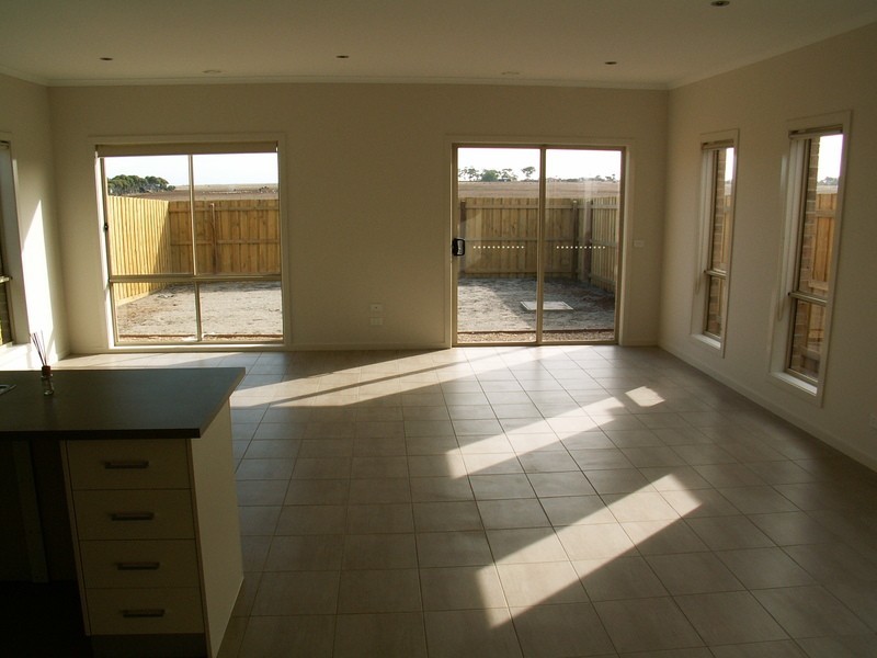 2/19 Haywood Grove, Melton VIC 3337