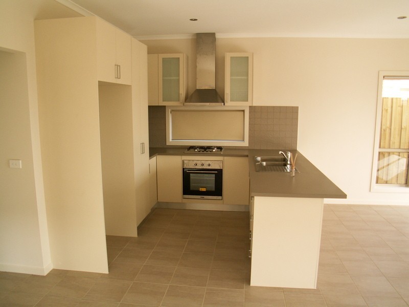 2/19 Haywood Grove, Melton VIC 3337