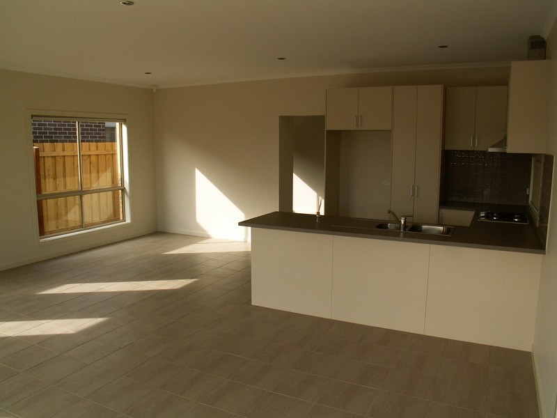 2/19 Haywood Grove, Melton VIC 3337