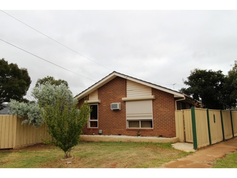 8 Cook Road, Melton South VIC 3338