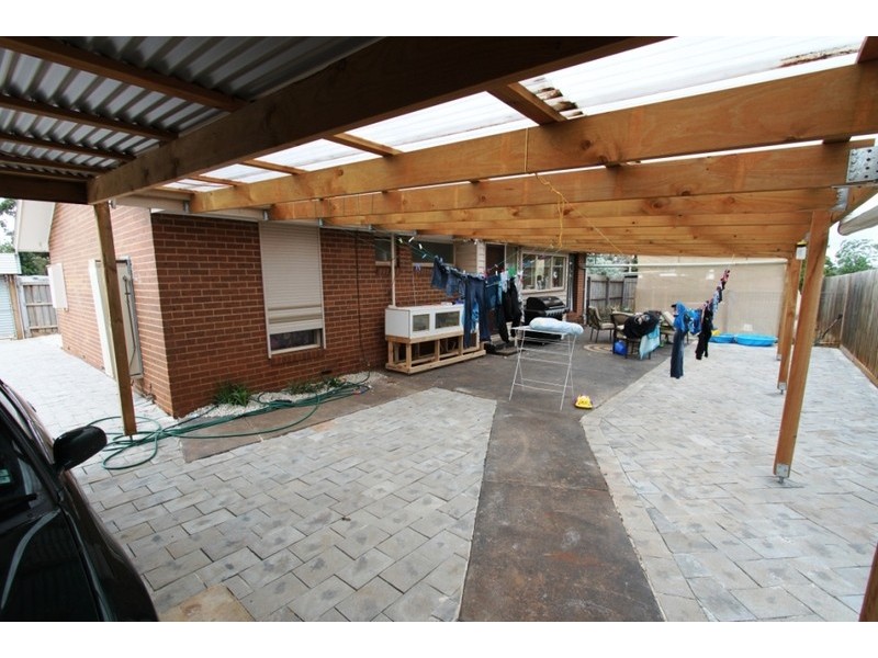 8 Cook Road, Melton South VIC 3338
